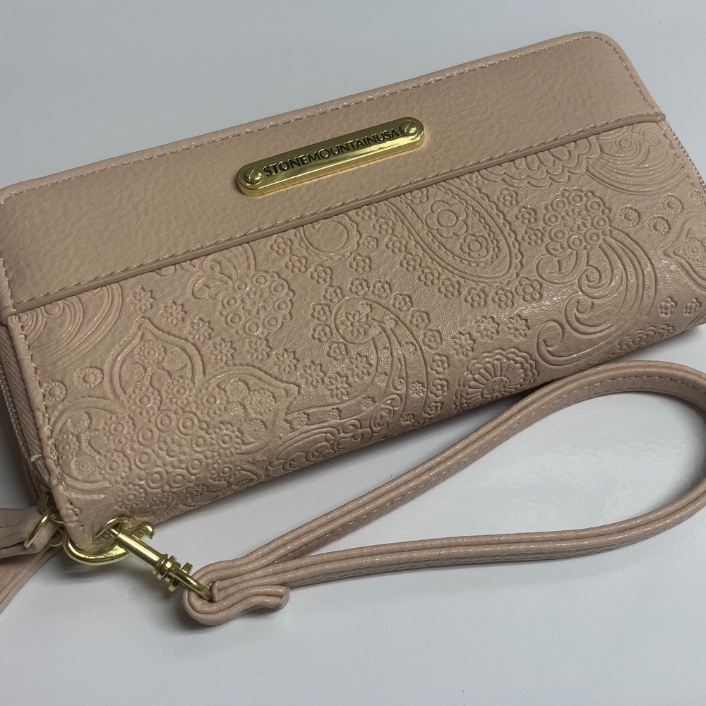 Stone Mountain USA Ladies Wristlet New Without Tags Never Carried Soft Pink